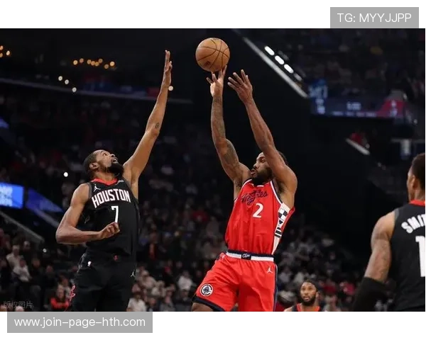 伦纳德强势盖帽并反击得手，快船在主场拿胜